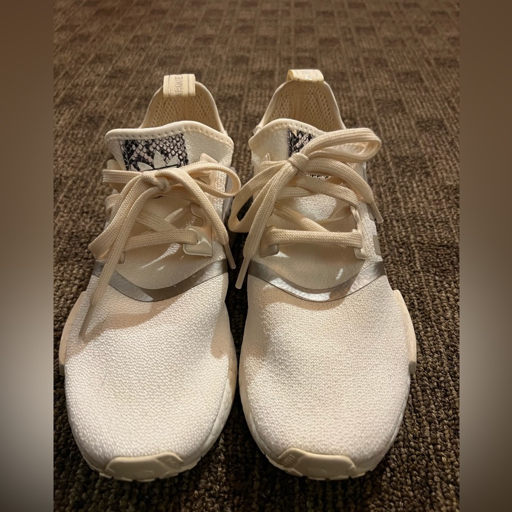Women’s adidas NMD R1 White Snake Print size 6.5
